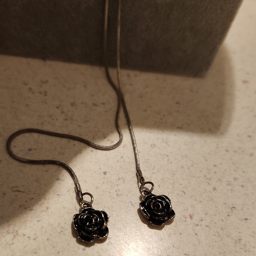 Chic Silver Rose Lariat Necklace - Picture 4 of 4